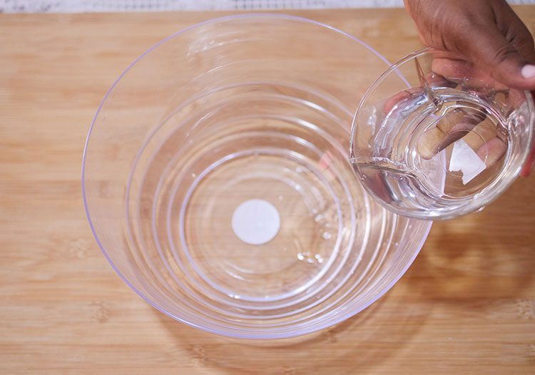 Versez 120 ml d’eau tiède dans un saladier